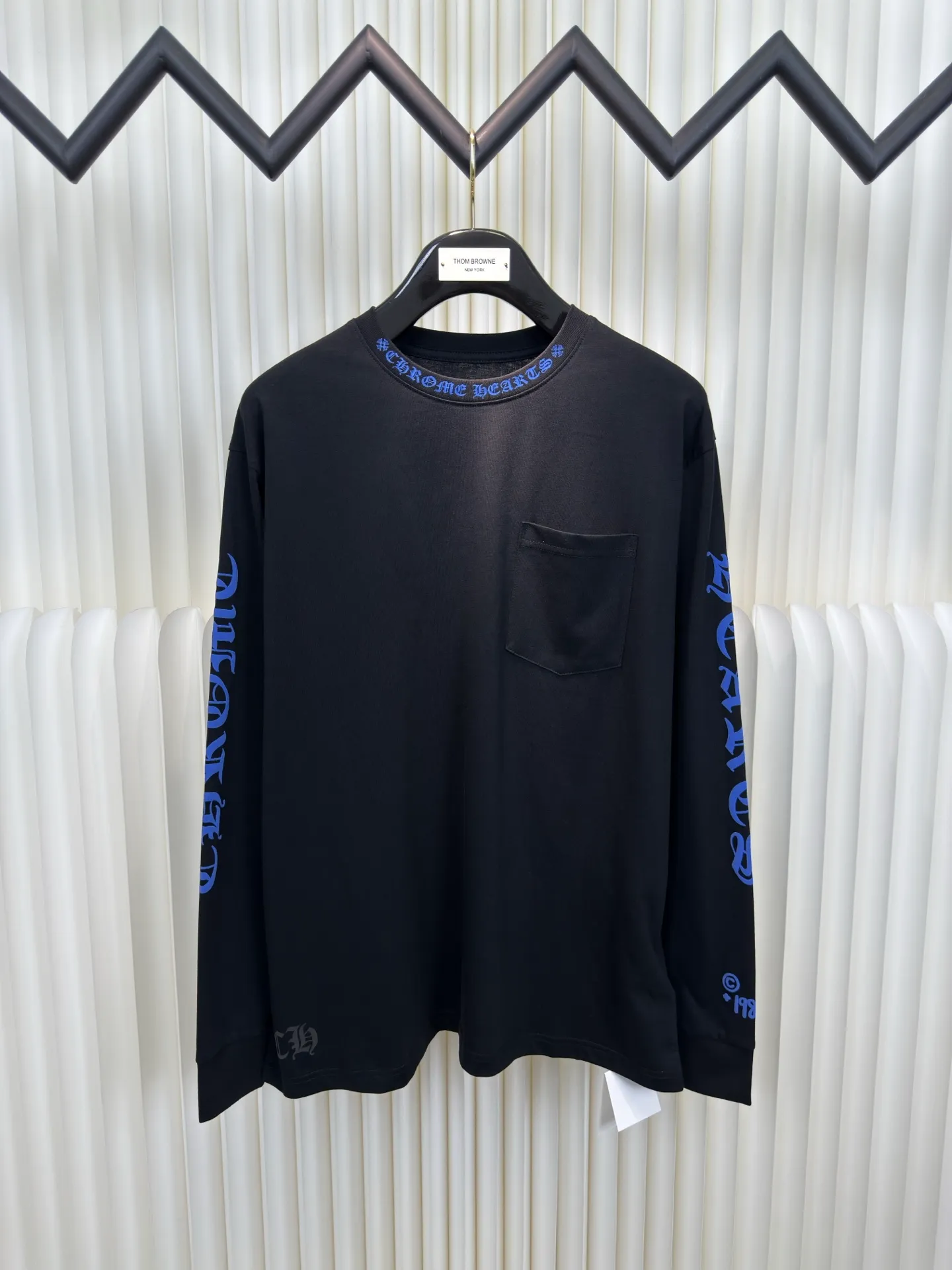 P290 Chrome Heart 1988 limited long sleeves. The fabric is made of 26-woven 220g cotton. The printing uses a variety of printing techniques. Thermosetting ink printing. High-temperature foam printing. Size S M L
